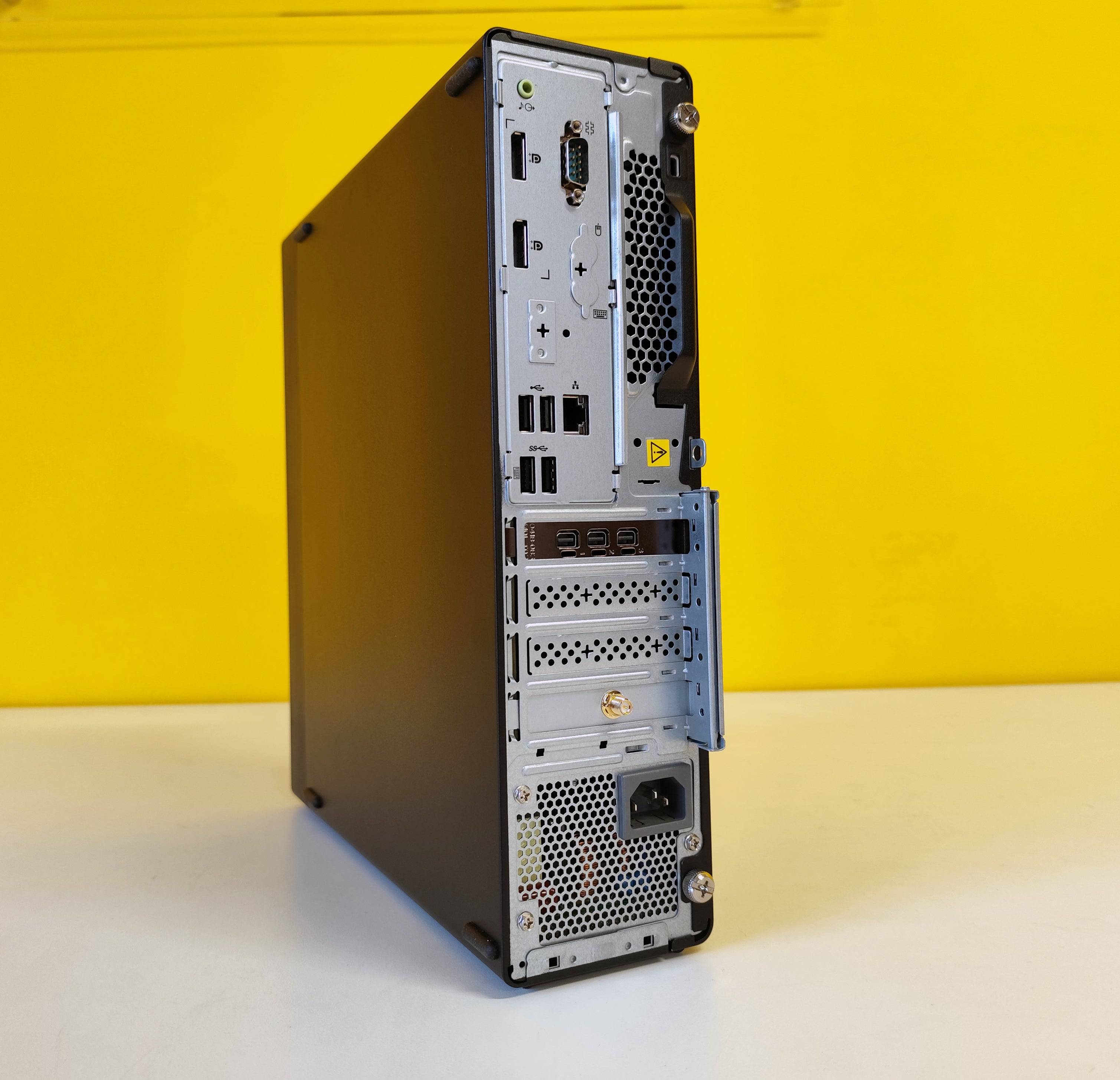 Retro del Lenovo ThinkStation P340 con porte di connessione multiple, ideale per configurazioni professionali. Retro del Lenovo ThinkStation P340 con porte di connessione multiple, ideale per configurazioni professionali.